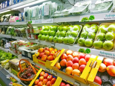 bir süpermarket rafında organik hidroponik sebze meyve