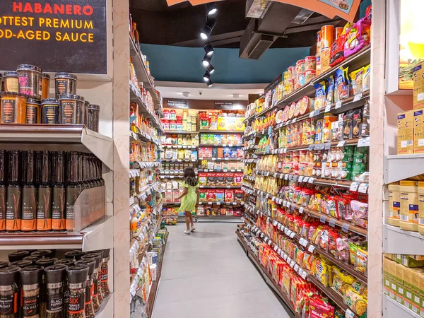 Premium levensmiddelenwinkel in Delhi met een groot aantal nationale en internationale merken op de plank — Stockfoto