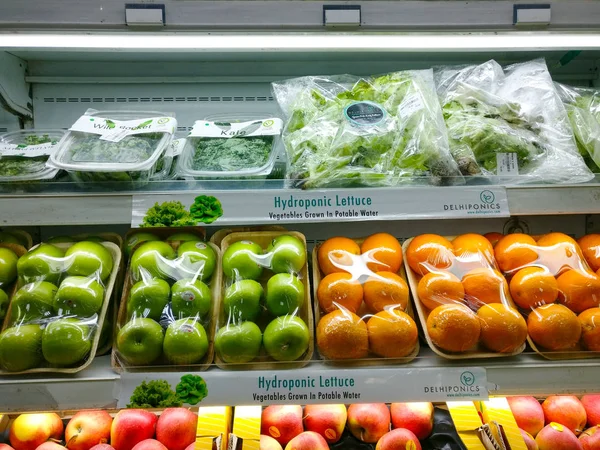 Biologische hydrocultuur groenten fruit op een supermarkt plank — Stockfoto
