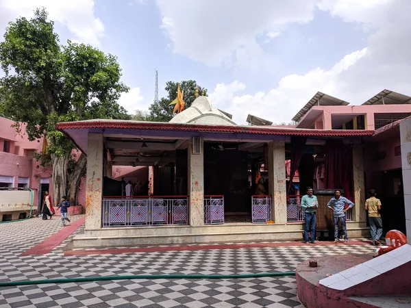 У дворі Ханумана на пандустовому саскому Раджастан з відданими роумінгу навколо — стокове фото