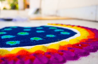 Rangoli diwali arifesinde renkli toz ile mermer taş zemin üzerinde yapılıyor