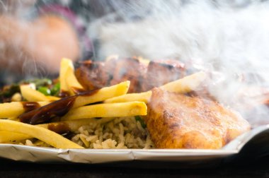Lezzetli paneer, patates kızartması ve vegetble cızırtı duman ve buhar veren