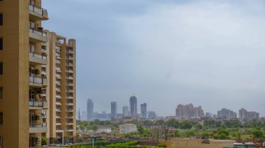 gün batımında güneş ile gurgaon gökyüzü kazıyıcılar üzerinde muson bulutlarının timelapse