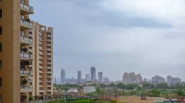 gün batımında güneş ile gurgaon gökyüzü kazıyıcılar üzerinde muson bulutlarının timelapse