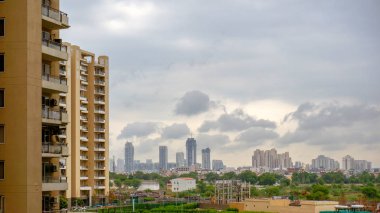 gün batımında güneş ile gurgaon gökyüzü kazıyıcılar üzerinde muson bulutlarının timelapse