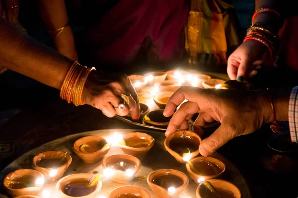 Makró felvételek a diyas hogy megvilágított kézzel vagy gyertyával a hindu vallási fesztivál a Diwali. — Stock Fotó