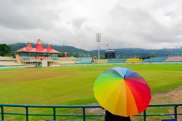 Барвиста парасолька на сидіннях стадіону "Дхарамшала". — стокове фото