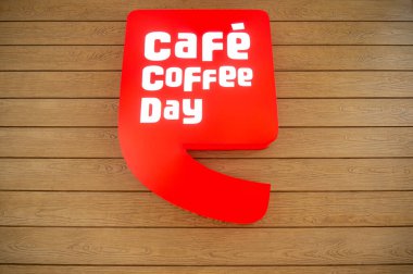 Ahşap bir duvarda kafe kahve günü logosu Hindistan 'da popüler bir kahve zinciri.