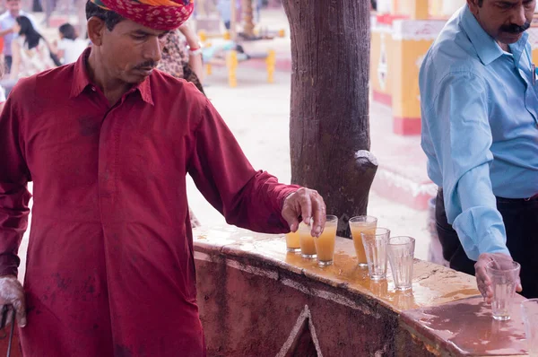 Традиційно одягнений продавець раджастхані готує вуличну їжу на вулиці bhel puri. — стокове фото