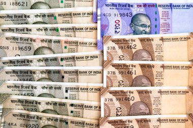 Ticareti, ticareti, kazancı, geliri ve daha fazlasını gösteren gelişigüzel bir şekilde yerleştirilmiş çeşitli banknotlar.