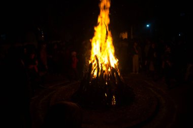 Etrafı insanlarla çevrili Lohri festivali için büyük bir ateş yakıldı.