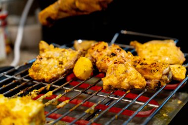 Sıcak elektrikli ızgaranın üzerinde ızgara tavuk ızgarası ve ev barbeküsü.