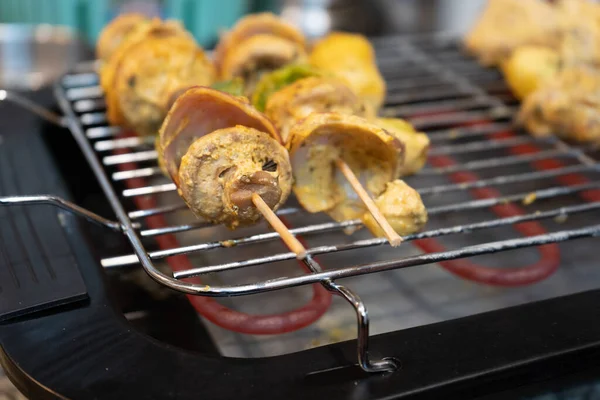 Brocheta de madera con verduras como champiñones, chile, cebollas de pimiento verde y papas cocinando en una parrilla eléctrica — Foto de Stock