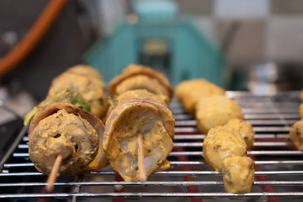 Holzspieß mit Gemüse wie Champignons, Chilischoten, grünen Paprika Zwiebeln und Kartoffeln auf einem Elektrogrill garen — Stockfoto