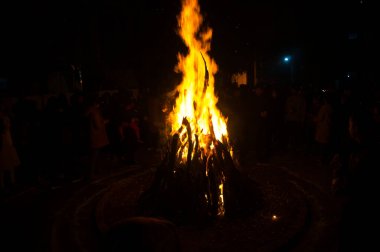 Etrafı insanlarla çevrili Lohri festivali için büyük bir ateş yakıldı.