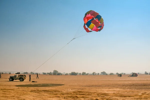 Jeep remorquant un parachute pour l'aventure para planant dans le désert vide de Thar stérile dans le rajasthan près de Jaisalmer et somme — Photo