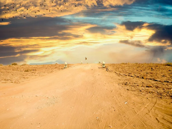 Carretera de tierra vacía con desierto estéril a ambos lados y cielo azul arriba mostrando el desierto de rajasthan india — Foto de Stock