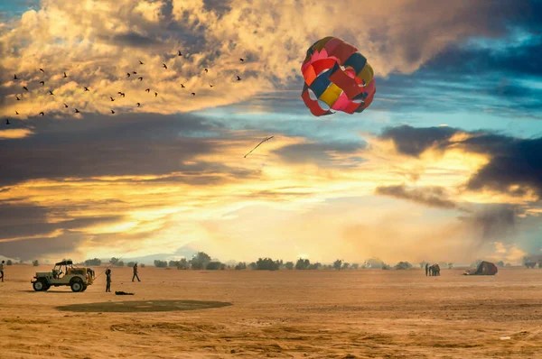 Jeep remorquant un parachute pour l'aventure para planant dans le désert vide de Thar stérile dans le rajasthan près de Jaisalmer et somme — Photo