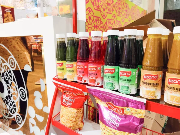 Planken in een winkel gevuld met flessen kleurrijke Indiase siropen zoals khus, thandai en roos te mengen met water voor verfrissende drankjes — Stockfoto