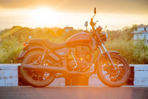 Shot of a royal enfeild motorcycle on the side of a street, αυτό το κόκκινο χρώμα σφαίρα έχει ένα τεράστιο ανεμιστήρα μετά μεταξύ των ταξιδιωτών και αναβάτες σε όλη την Ινδία — Φωτογραφία Αρχείου