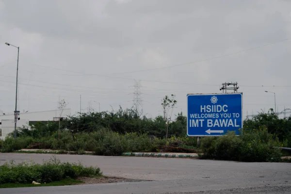 HSIIDC Haryana State Industrial and Infrastructure Development Corporation Блакитна дошка розміщена в сільській місцевості в Баваль Харьяна інді азія — стокове фото