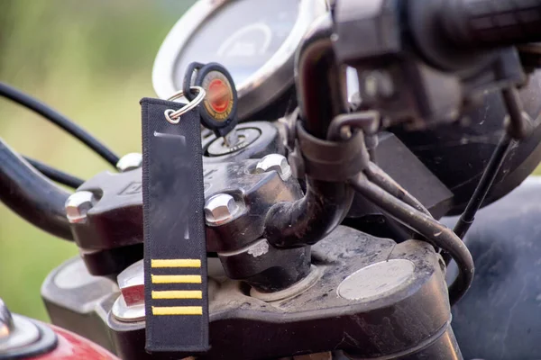 Makro záběr ukazující klíč, přívěšek na klíče, řídítka, rychlostní ovladače a další. Postřelen zblízka to ukazuje krásné a složité detaily při spuštění na výlet s motocyklu kolo po ruce — Stock fotografie