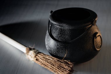 Cadıların içki, iksir ve zehir yapmak için kullandıkları cadılar bayramı için eski ve siyah bir kazan.