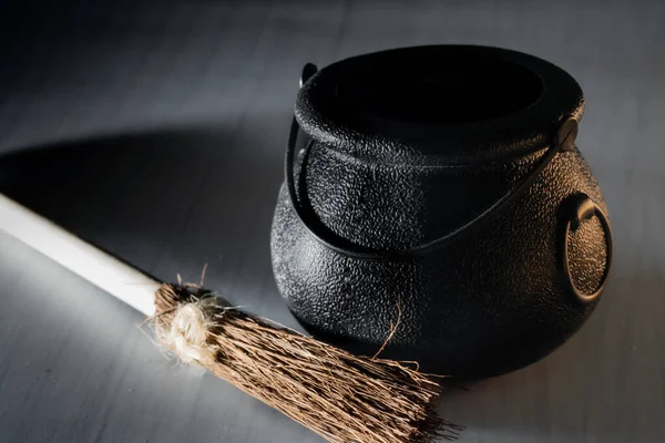 Vieux chaudron de fer noir accessoire effrayant pour Halloween utilisé par les sorcières pour faire de la bière, des potions et des poisons — Photo