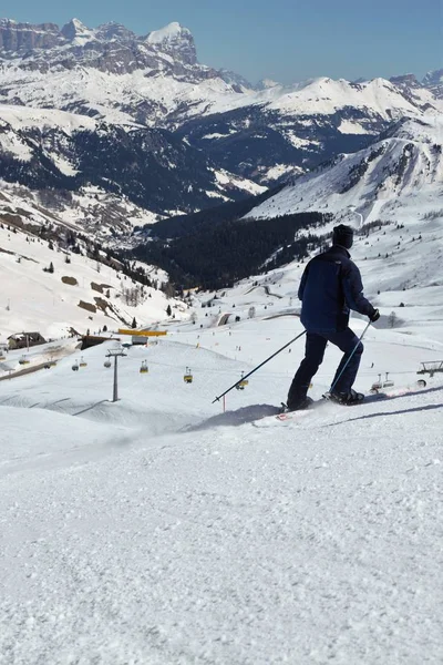 Skier Mountain Rocks Winter Sport — Stock Photo, Image