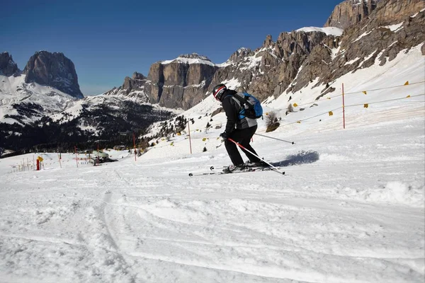 Skier Mountain Rocks Winter Sport — Stock Photo, Image