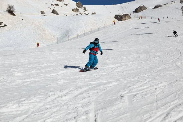 Snowboarder Mountain Background Rocks Winter Sport — Stock Photo, Image