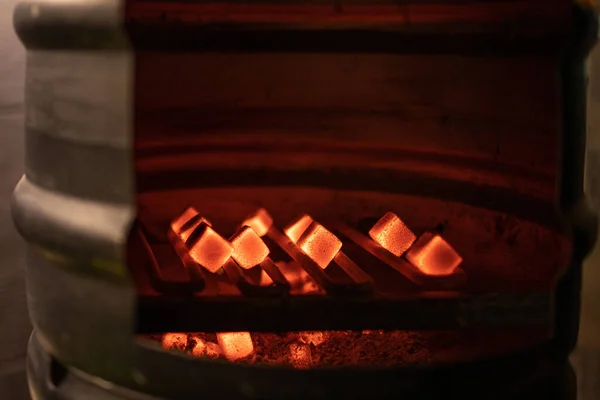 Барбекю або кальянне вугілля, що горить на металевій бочці — стокове фото