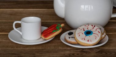 bardak, Çaydanlık ve Cadılar Bayramı için renkli parlak kurabiye. çay partisi için halloween.selective odak.