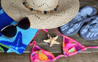 Plaj öğeleri - havlu, terlik, güneş gözlüğü, mayo ve bir yüzme havuzu tarafından şapka koleksiyonu. plaj ve yaz konsepti.