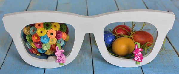 Frohe Ostern Ein Weißes Dekoglas Durch Das Bunte Ostereier Bemalt — Stockfoto