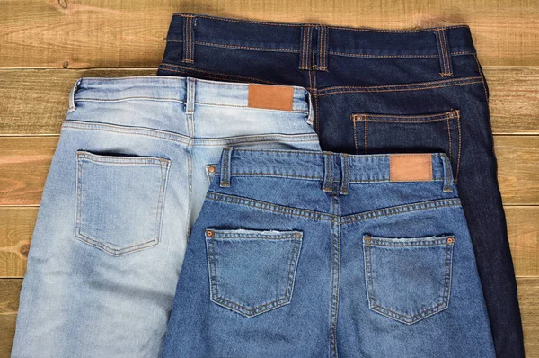 Top Uitzicht Drie Paren Van Hoge Taille Jeans Terug Bruin — Stockfoto