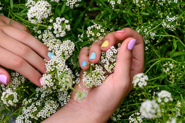 Primer Plano Manos Delicadas Una Chica Con Manicura Multicolor Flores — Foto de Stock