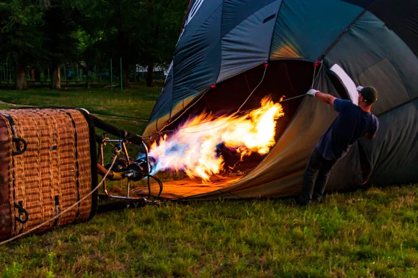 Fiamma Bruciatore Enorme Quando Avvia Palloncino Con Cesto — Foto Stock