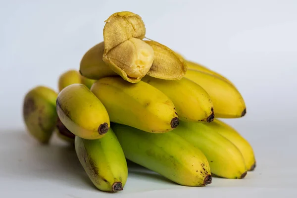 Een Stelletje Kleine Rijpe Bananen Witte Achtergrond — Stockfoto