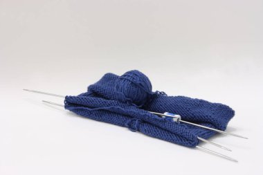Bir top ve örgü iğneleri mavi iplik