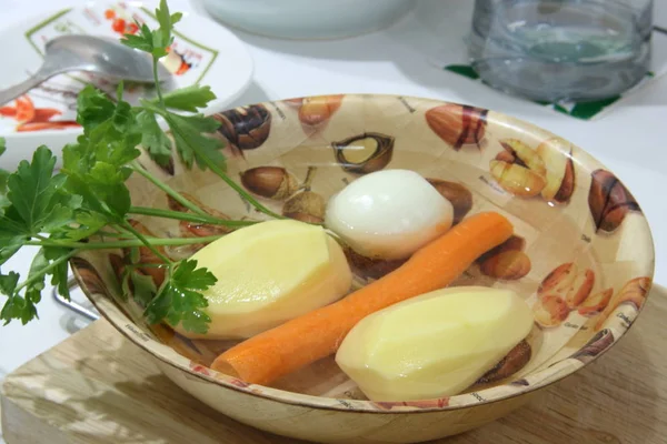 Kartoffeln Karotten Zwiebeln Und Petersilie Einem Teller — Stockfoto