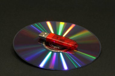 Renk gökkuşağı ile DVD ışınları, elektronik anahtar karanlık bir arka plan üzerinde kırmızı