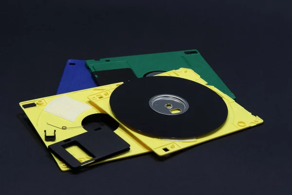 Disque Magnétique Flexible Ses Composants Sur Fond Sombre — Photo