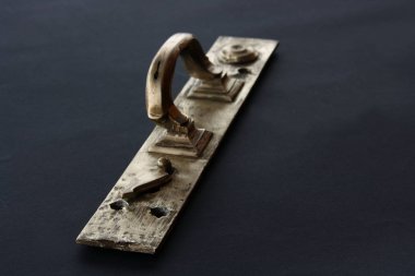 Antika pirinç kapı kolu