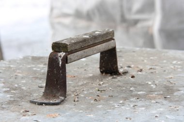 Ahşap kapakları ile eski Metal kolu herhangi bir koşulda hizmet vermektedir