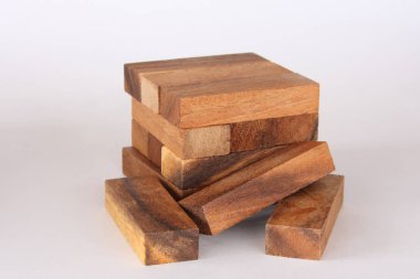 Çeşitli konumlarda kahverengi ahşap dikdörtgen çubuklar