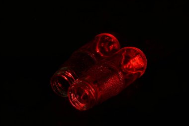 Parlayan kırmızı cam şişeler