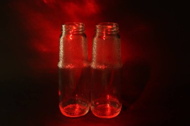 Parlayan kırmızı cam şişeler