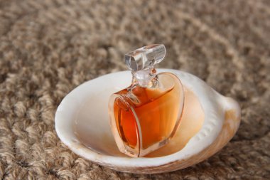 Jüt peçete kabuğunda bir şişe parfüm