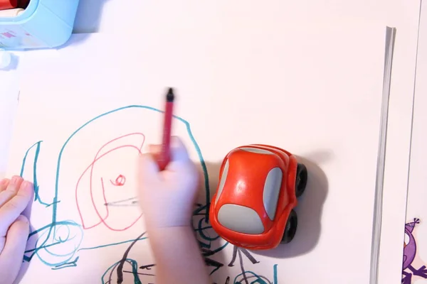 Ребенок Рисует Красный Автомобиль — стоковое фото